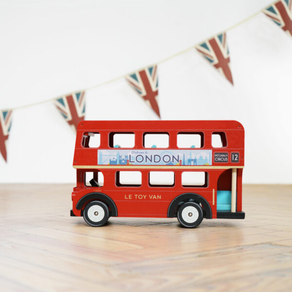 TV469-london-bus-infront-the-union-jack Le Toy Van Drveni londonski autobus - Londoner - Image 4