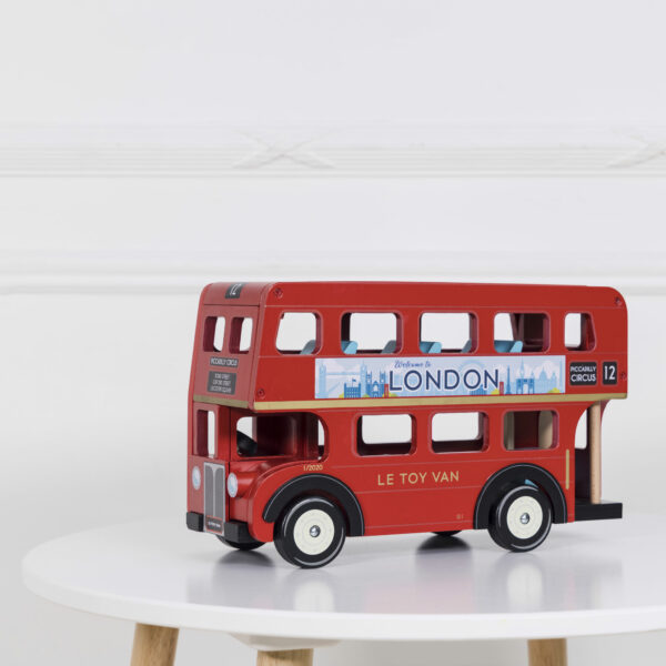 TV469-london-bus-passenger-vehicle-angle-view-on-table Le Toy Van Drveni londonski autobus - Londoner - Image 6