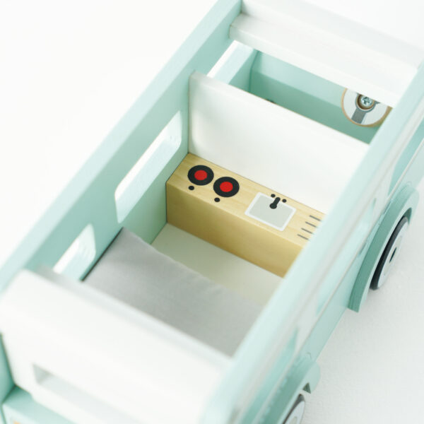 TV478-holiday-campervan-inside-kitchen-and-bed-2022 Le Toy Van Drveni kamper - Image 5