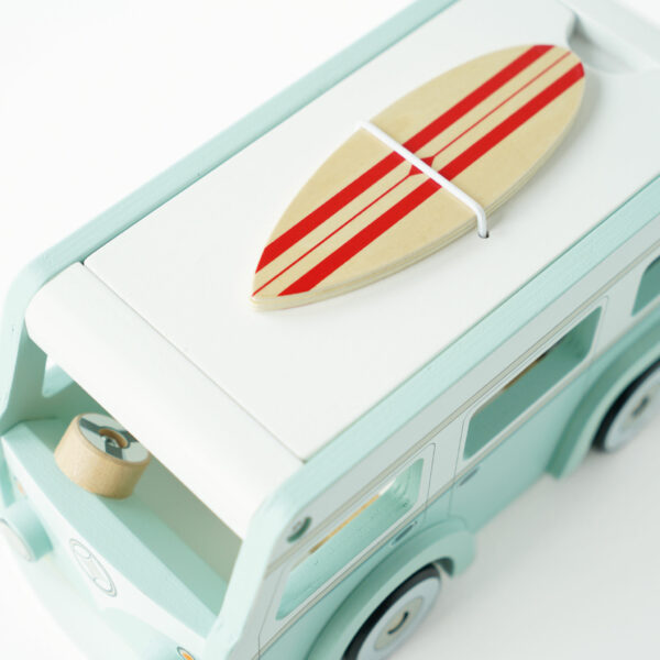 TV478-holiday-campervan-surfboard-on-the-roof-2022 Le Toy Van Drveni kamper - Image 3