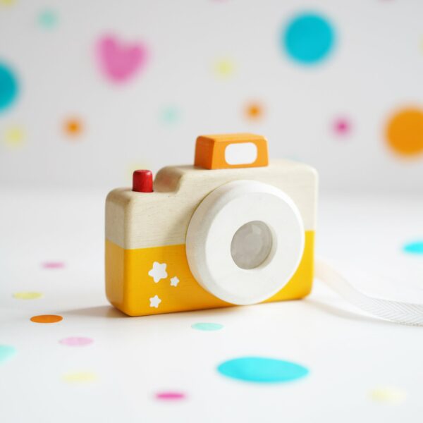 PL115-Party-Camera-Yellow-Orange-Wooden-Toddler-Toy-Kaleidoscope-Confetti_2048x2048 Le Toy Van Drveni fotoaparat - party kamera - Image 5