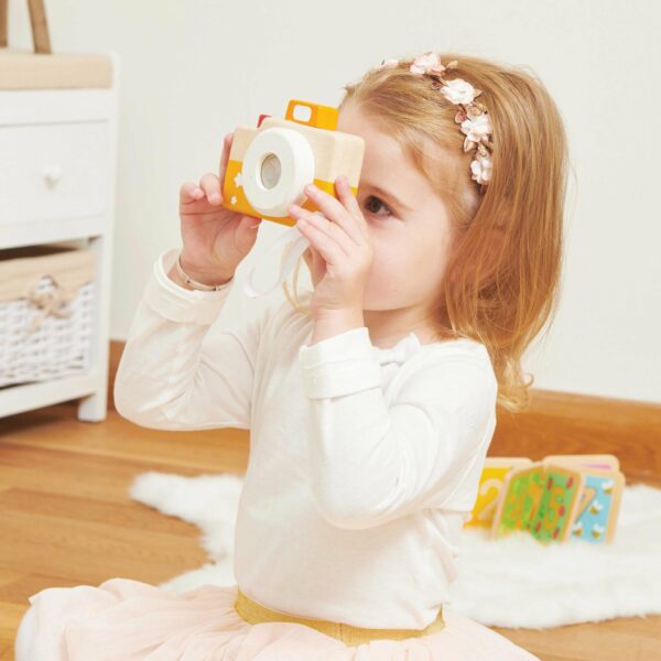 PL115-Party-Camera-Yellow-Orange-Wooden-Toddler-Toy-Kaleidoscope-Girl_2048x2048 Le Toy Van Drveni fotoaparat - party kamera - Image 3