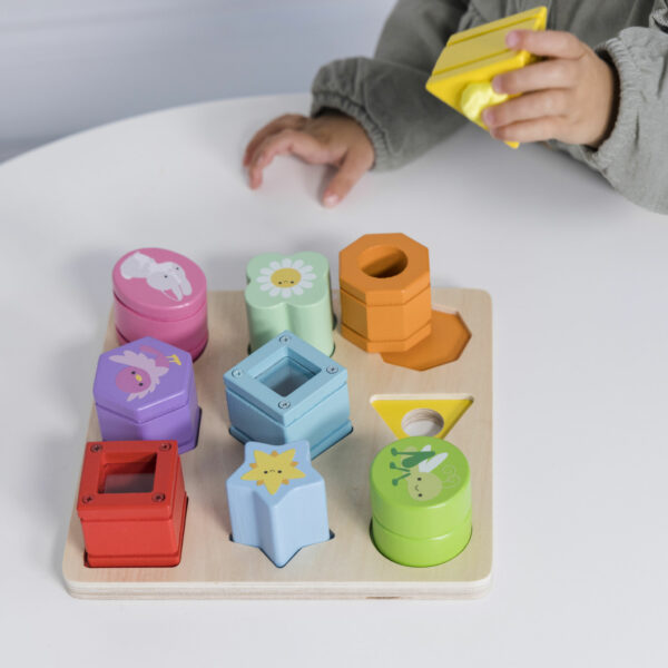 PL089-child-placing-sensory-shape-ontp-tidy-board Le Toy Van Petilou senzorni oblici - Image 3