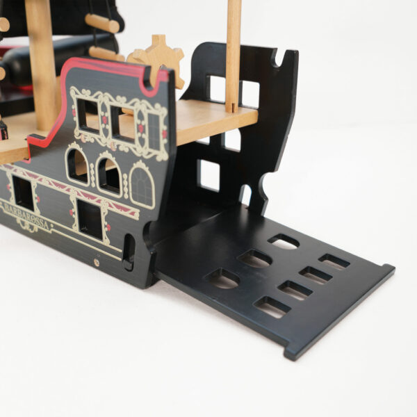 TV246-barbarossa-pirate-ship-back-door-open Le Toy Van Drveni gusarski brod Barbarossa i Gusari - Image 5