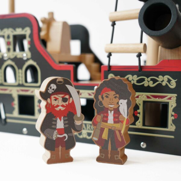 TV246-barbarossa-pirate-ship-characters-figures-infront-of-boat Le Toy Van Drveni gusarski brod Barbarossa i Gusari - Image 2