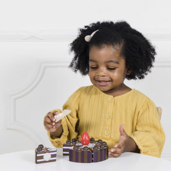 TV277-chocolate-cake-being-cut-up-by-child Le Toy Van Drvena čokoladna rođendanska torta - Image 2