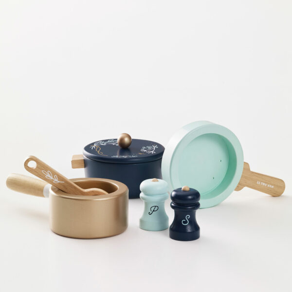 TV301-pots-and-pans-roleplay-cooking-toy Le Toy Van Drvene šerpe i tave - Image 8