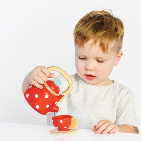 TV312-Dotty-Kettle-2020-Boy-Pouring-Tea-Coffee Le Toy Van Drveni čajnik Dotty - Image 2