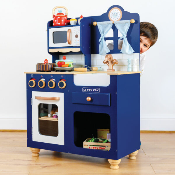 TV325-Oxford-Kitchen-Boy-Playing Le Toy Van Drvena Dječija kuhinja - Oxford - Image 8