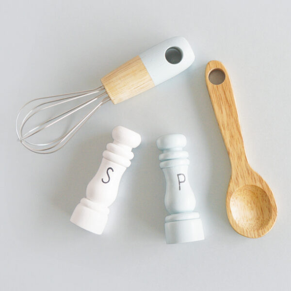 TV325-Oxford-Kitchen-Wooden-Whisk-Spoon-Salt-Pepper Le Toy Van Drvena Dječija kuhinja - Oxford - Image 4