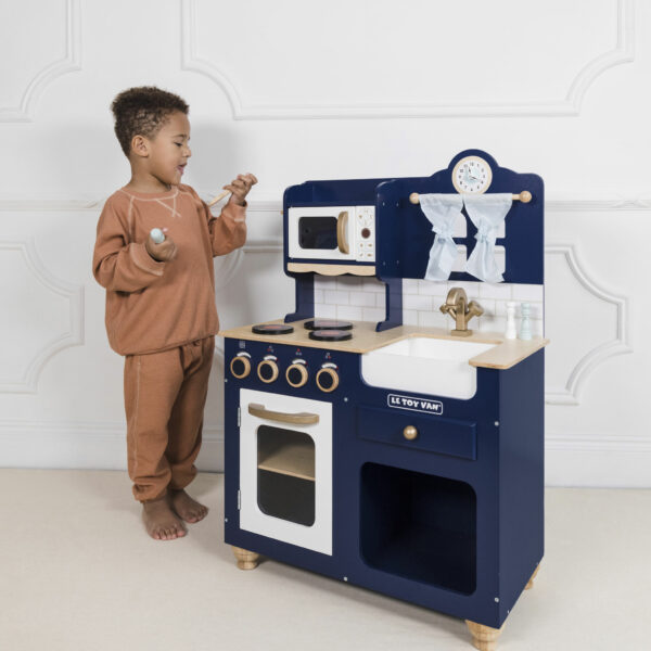 TV325-boy-looking-at-utensils-from-the-oxford-kitchen Le Toy Van Drvena Dječija kuhinja - Oxford - Image 10