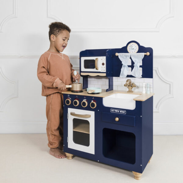 TV325-oxford-kitchen-child-whisking Le Toy Van Drvena Dječija kuhinja - Oxford - Image 3