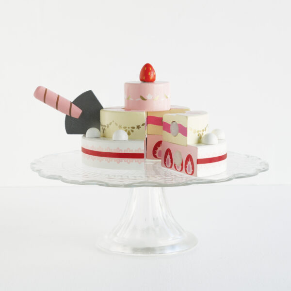 TV329-Strawberry-wedding-cake-glass-stand Le Toy Van Drvena svadbena torta od jagoda - Image 2