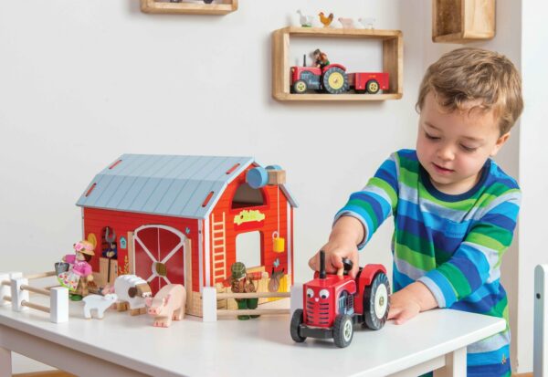 TV468-Bertie-Red-Tractor-Farm-Farmer-Wooden-Toy-Boy Le Toy Van Crveni drveni traktor sa prikolicom - Bertie - Image 4