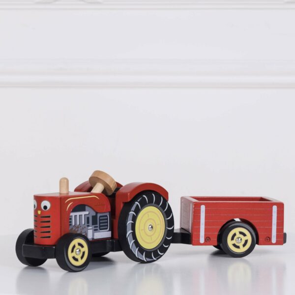 TV468-farming-red-tractor-angle-view-on-table Le Toy Van Crveni drveni traktor sa prikolicom - Bertie - Image 2