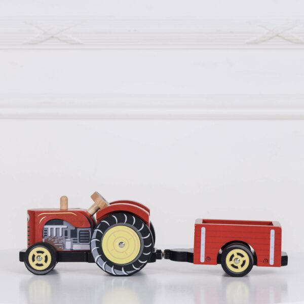 TV468-red-tractor-and-trailer-side-view-on-table Le Toy Van Crveni drveni traktor sa prikolicom - Bertie - Image 3