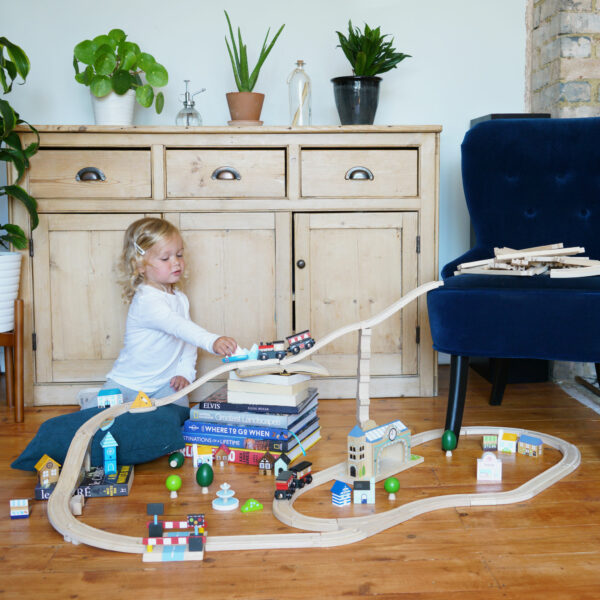 TV700-royal-express-girl-playing-with-train Le Toy Van Kraljevski željeznički set - Royal Express - Image 2