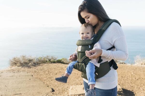 Omni-360-Cool-Air-Mesh-Khaki-Green-Lifestyle-02 Ergobaby Nosiljka Cool Air Omni 360 – Maslinasto zelena - Image 7