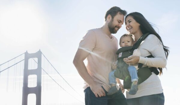 Omni-360-Cool-Air-Mesh-Khaki-Green-Lifestyle-04 Ergobaby Nosiljka Cool Air Omni 360 – Maslinasto zelena - Image 3