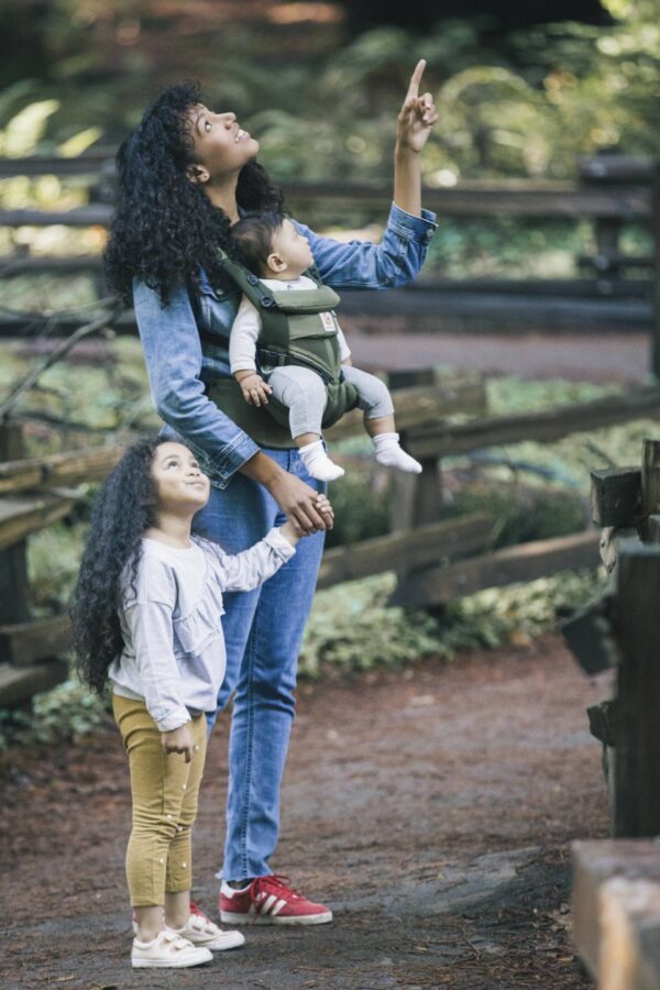 Omni-360-Cool-Air-Mesh-Khaki-Green-Lifestyle-09 Ergobaby Nosiljka Cool Air Omni 360 – Maslinasto zelena - Image 9