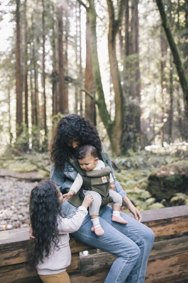 Omni-360-Cool-Air-Mesh-Khaki-Green-Lifestyle-14 Ergobaby Nosiljka Cool Air Omni 360 – Maslinasto zelena - Image 8