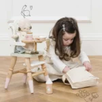 Le Toy Van Set za njegu lutki i torba - Doll Nursing - Image 3