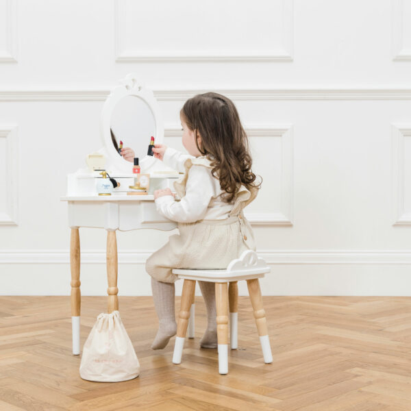 TV607-vanity-table-girl-using-beauty-bag-set Le Toy Van Vintage stolić za uređivanje - Vanity - Image 7
