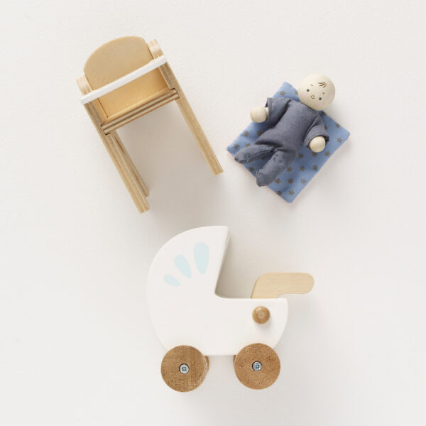 ME044-nursery-set-baby-laying-on-blanket Le Toy Van Set za bebe za kućice za lutke - Image 5