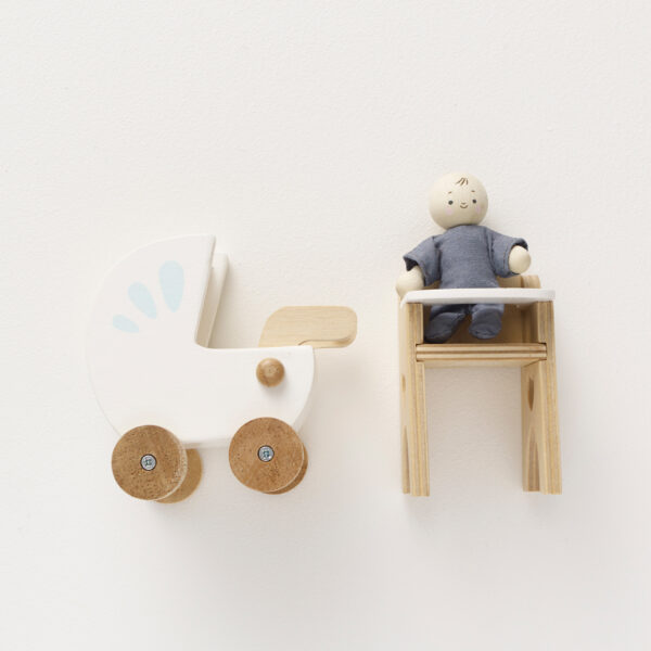 ME044-nursery-set-baby-sitting-in-highchair Le Toy Van Set za bebe za kućice za lutke - Image 4