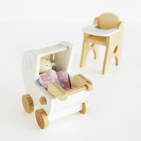 ME044-nursery-set-pushchair-highchair Le Toy Van Set za bebe za kućice za lutke - Image 3