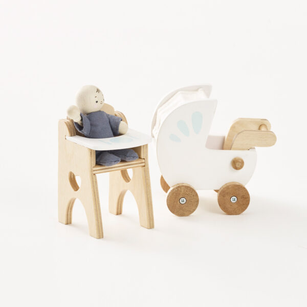 ME044-nursery-set-wooden-pushchair-and-highchair-baby-waving Le Toy Van Set za bebe za kućice za lutke - Image 2