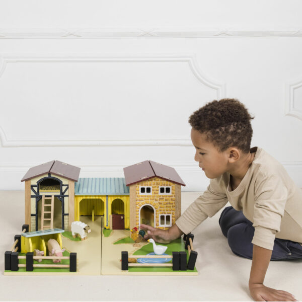 TV410-boy-sorting-farm-animals-at-the-farmyard Le Toy Van Drvena dječija farma - velika - Image 2