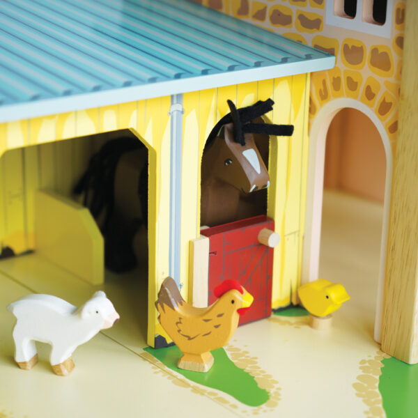 TV410-the-farmyard-horse-in-stables-2021 Le Toy Van Drvena dječija farma - velika - Image 8