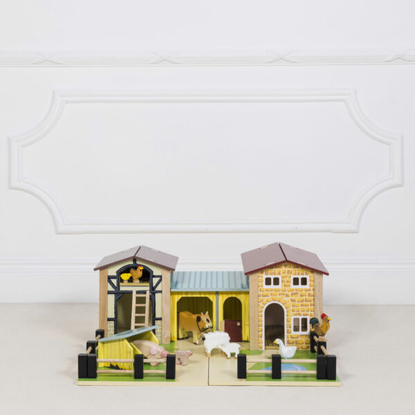 TV410-the-farmyard-with-sunny-farm-wooden-animals Le Toy Van Drvena dječija farma - velika - Image 3