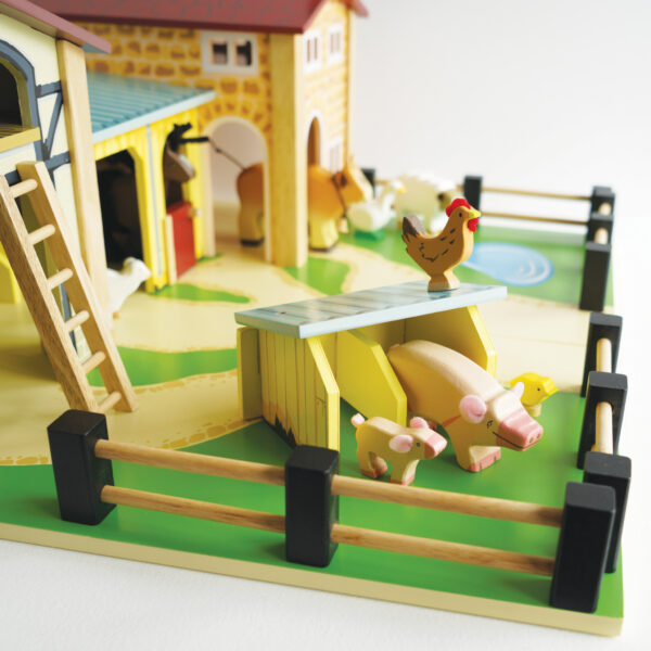 TV410-the-farmyard-wooden-animals-pigs-chickens-2021 Le Toy Van Drvena dječija farma - velika - Image 9