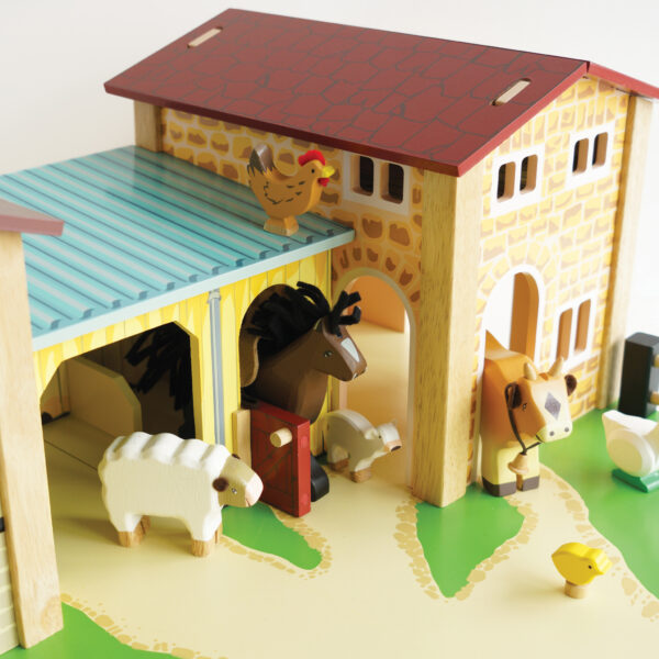 TV410-the-farmyard-wooden-sunny-farm-animals-2021 Le Toy Van Drvena dječija farma - velika - Image 10