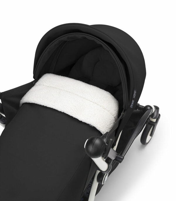 YOYO3_0PLUS_Black_WhiteFrame_Headrest detail_3-4_0415 Stokke YOYO 0+ Sklopiva košara - Black - Image 3