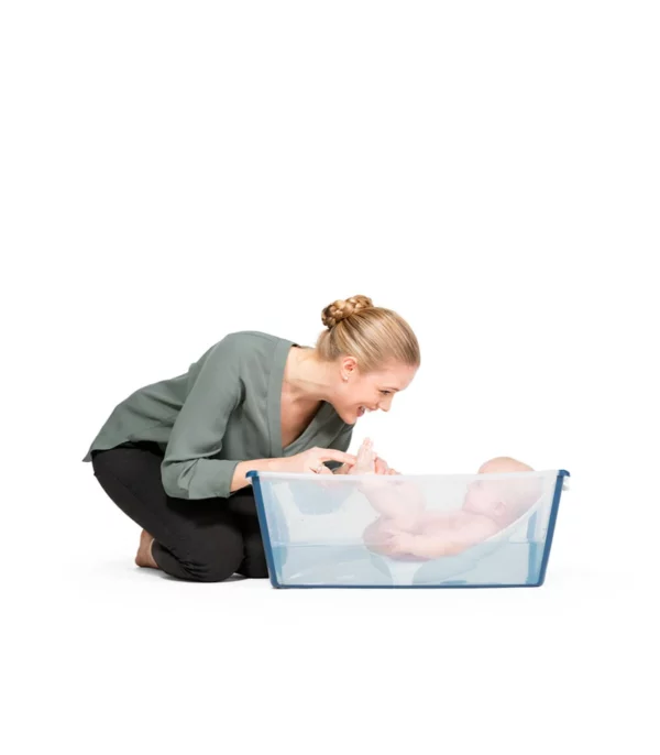 eCom_938x1072_NURSERY-Flexibath_ConcSupp_191002_14_SP Stokke Flexi Bath kadica X-Large Transparent Blue + GRATIS Potpora za novorođenče - Image 2