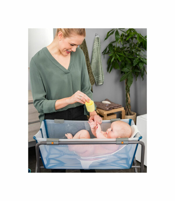 eCom_938x1072_NURSERY-Flexibath_ConcSupp_191002_21_SP Stokke Flexi Bath kadica X-Large Transparent Blue + GRATIS Potpora za novorođenče - Image 4
