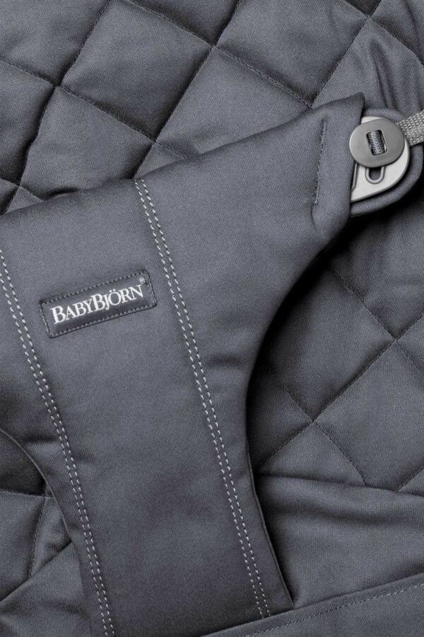 en-012021-fabric-seat-bliss-anthracite-cotton-detail-babybjorn-03 BabyBjörn Dodatna navlaka za ležaljku - Anthracite Cotton, Classic quilt - Image 4