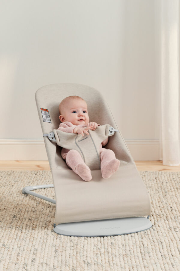 us-bouncer-bliss-light-beige-3d-jersey-pp-babybjorn-01 BabyBjörn Ležaljka za bebe Bliss - 3D Jersey, Light Beige - Image 2