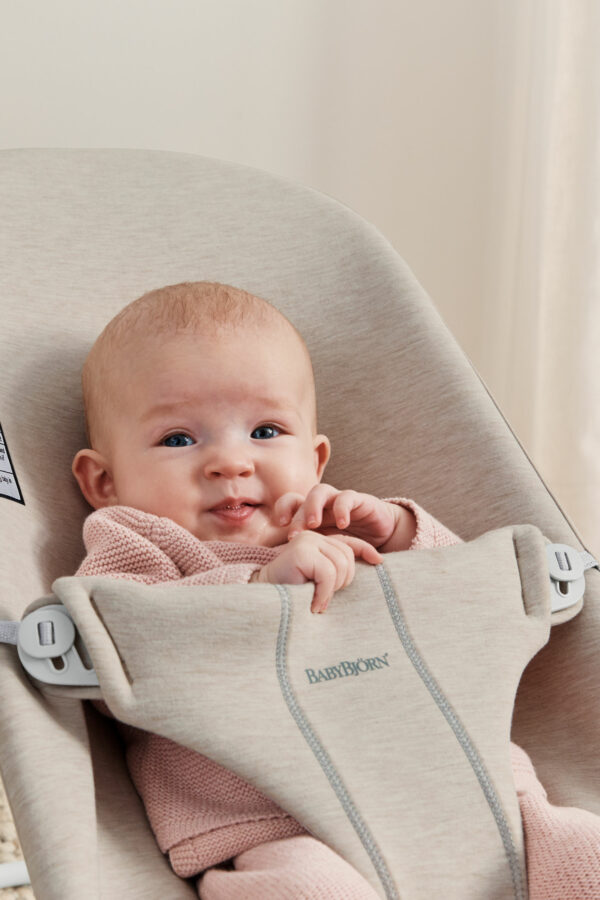 us-bouncer-bliss-light-beige-3d-jersey-pp-babybjorn-03 BabyBjörn Ležaljka za bebe Bliss - 3D Jersey, Light Beige - Image 4