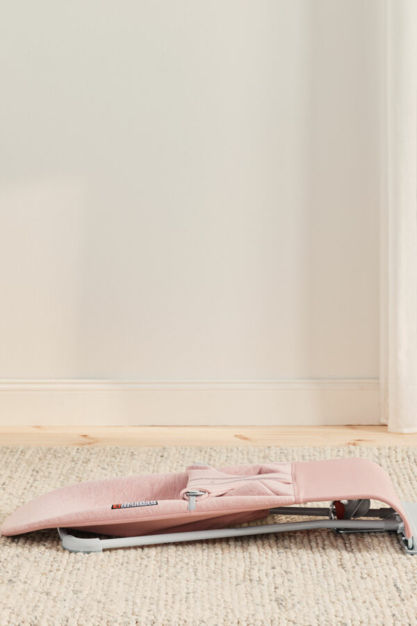 us-bouncer-bliss-light-pink-3d-jersey-pp-babybjorn-06 BabyBjörn Ležaljka za bebe Bliss - 3D Jersey, Light Pink - Image 8