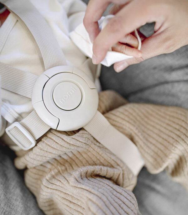 Nomi_Newborn_220916_8555_eCom Stokke Nomi Baby baza za stolicu - Newborn Set White / Grey Blue - Image 6