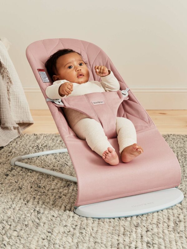 us-006122-bouncer-bliss-dusty-pink-cotton-petal-quilt-lookbook-babybjorn-01 BabyBjörn Ležaljka za bebe Bliss - Petal quilt, Dusty Pink, Woven - Image 2