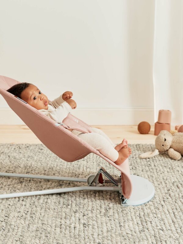 us-006122-bouncer-bliss-dusty-pink-cotton-petal-quilt-lookbook-babybjorn-02 BabyBjörn Ležaljka za bebe Bliss - Petal quilt, Dusty Pink, Woven - Image 3