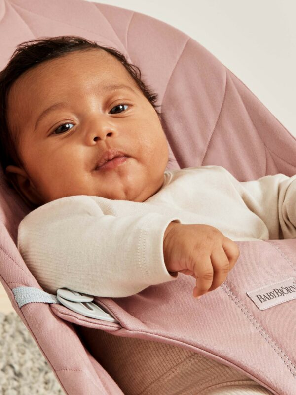 us-006122-bouncer-bliss-dusty-pink-cotton-petal-quilt-lookbook-babybjorn-03 BabyBjörn Ležaljka za bebe Bliss - Petal quilt, Dusty Pink, Woven - Image 4