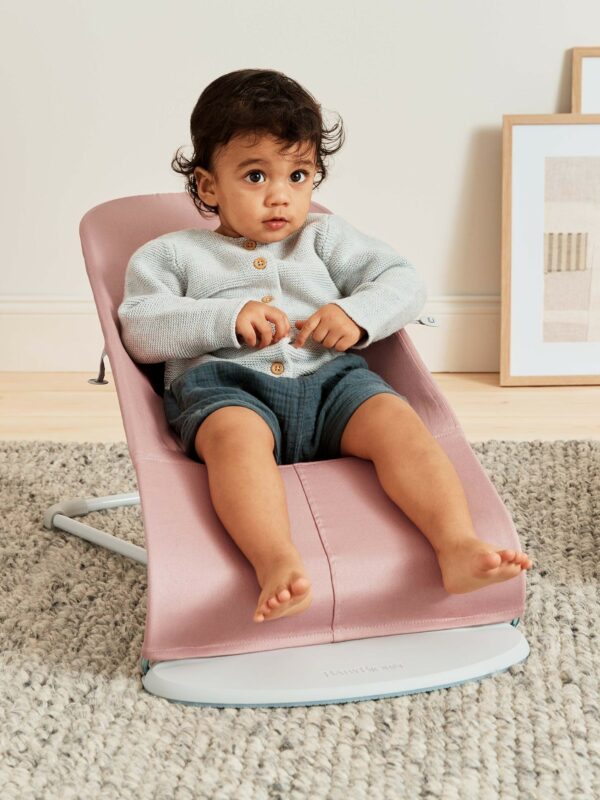 us-006122-bouncer-bliss-dusty-pink-cotton-petal-quilt-lookbook-babybjorn-04 BabyBjörn Ležaljka za bebe Bliss - Petal quilt, Dusty Pink, Woven - Image 5