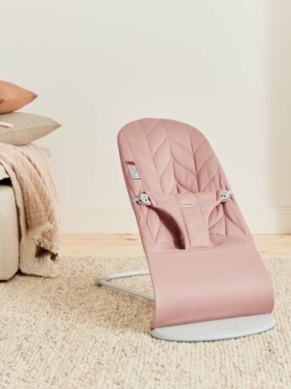 us-006122-bouncer-bliss-dusty-pink-cotton-petal-quilt-lookbook-babybjorn-05 BabyBjörn Ležaljka za bebe Bliss - Petal quilt, Dusty Pink, Woven - Image 6