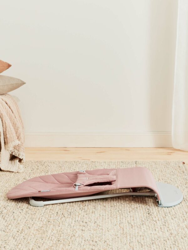 us-006122-bouncer-bliss-dusty-pink-cotton-petal-quilt-lookbook-babybjorn-06 BabyBjörn Ležaljka za bebe Bliss - Petal quilt, Dusty Pink, Woven - Image 7